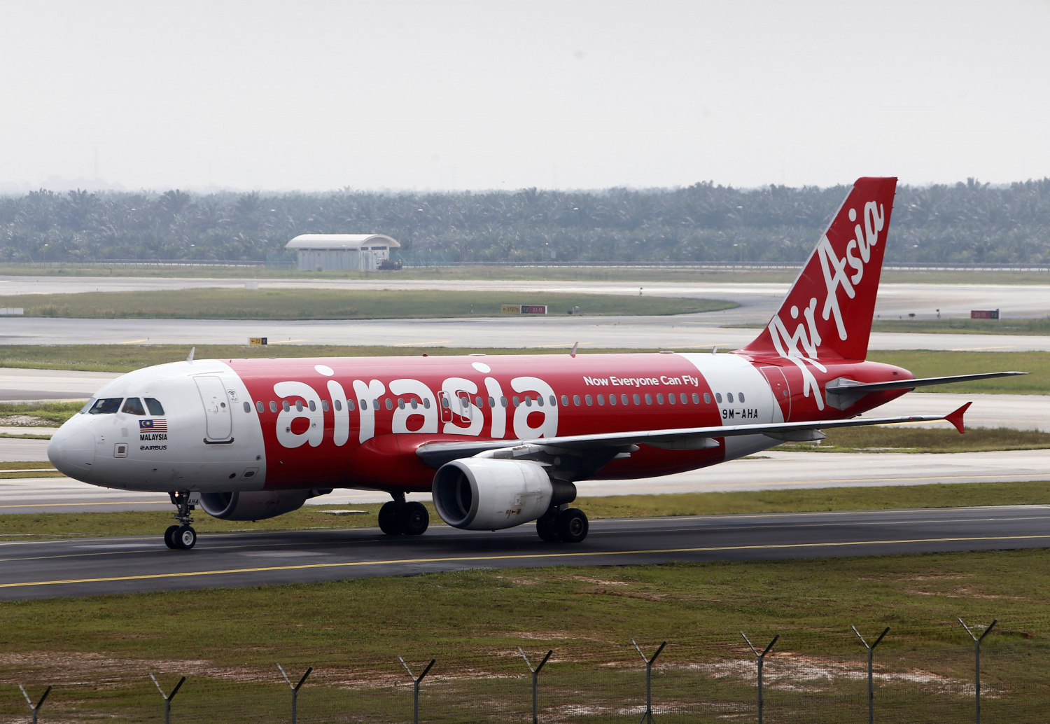 亚航空客A320飞机抵达马来西亚吉隆坡国际机场