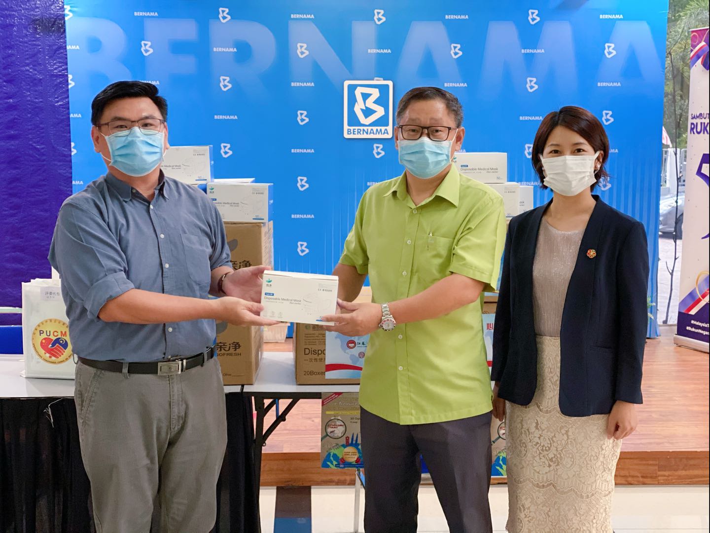 从左至右:马新社中文组主任张其旭,李中平,《财经时报》马来西亚分社长李晓燕 从左至右:马新社中文组主任张其旭,李中平,《财经时报》马来西亚分社长李晓燕