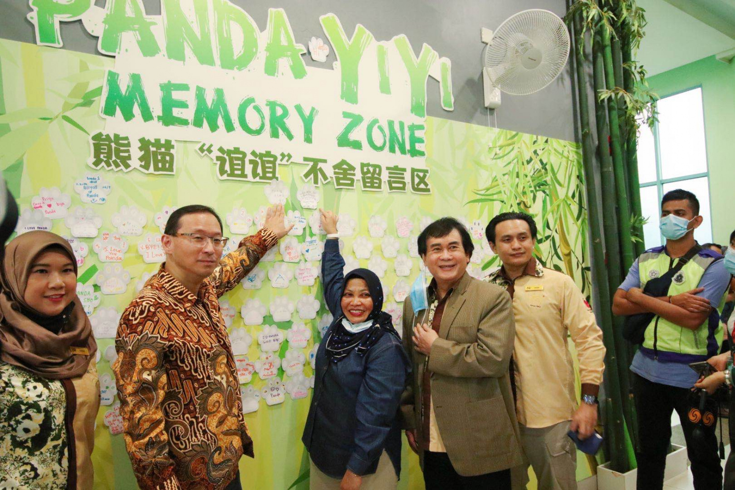 唐锐（左二）、马来西亚旅游、艺术和文化部副秘书长萨拉娅（左三）等嘉宾为即将返回中国的大熊猫“谊谊”留言献上祝福。