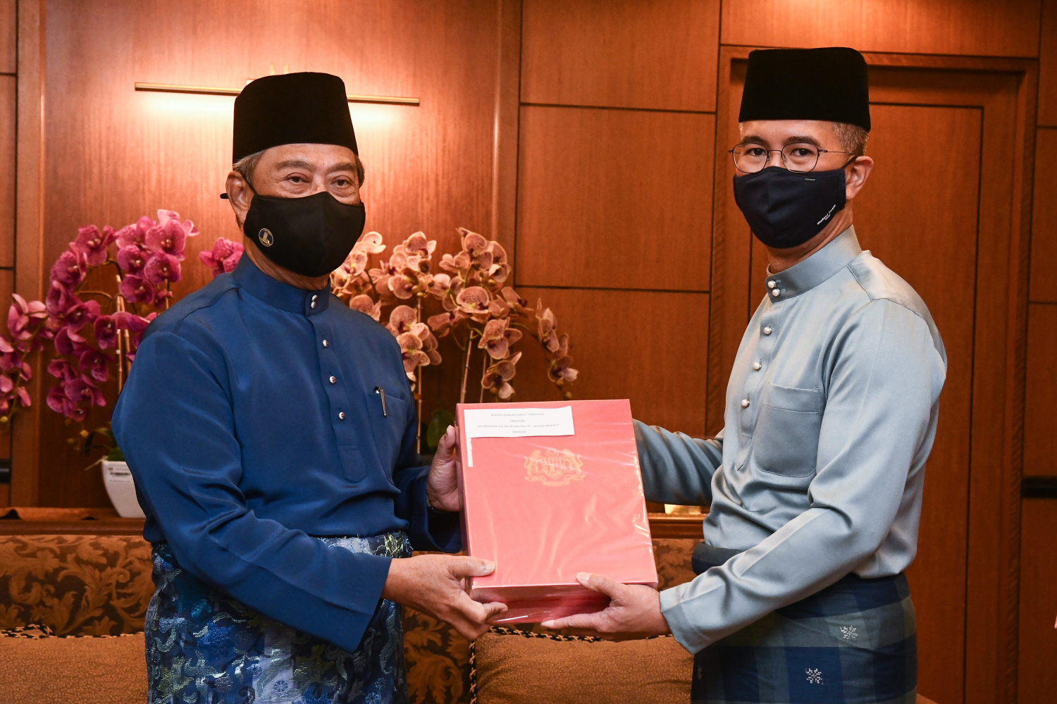 马来西亚财政部长扎夫尔（左）向国会提交2021年财政预算案