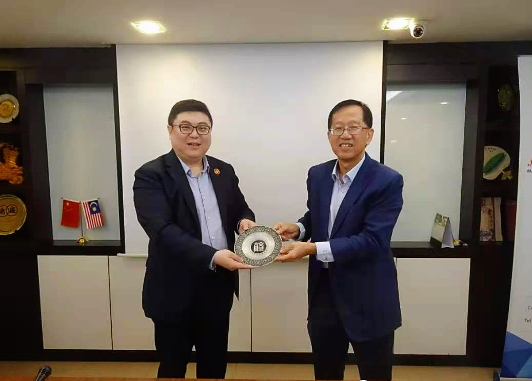 孙建炜(左)和马来西亚中国总商会总会长陈友信 孙建炜(左)和马来西亚中国总商会总会长陈友信