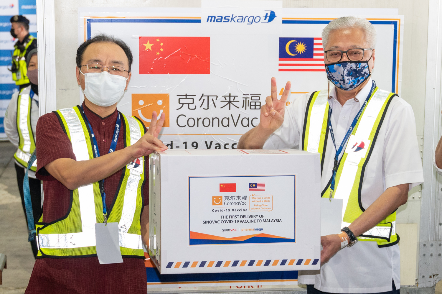 从左至右:中国驻马大使欧阳玉靖和马国防部高级部长沙布里 从左至右:中国驻马大使欧阳玉靖和马国防部高级部长沙布里