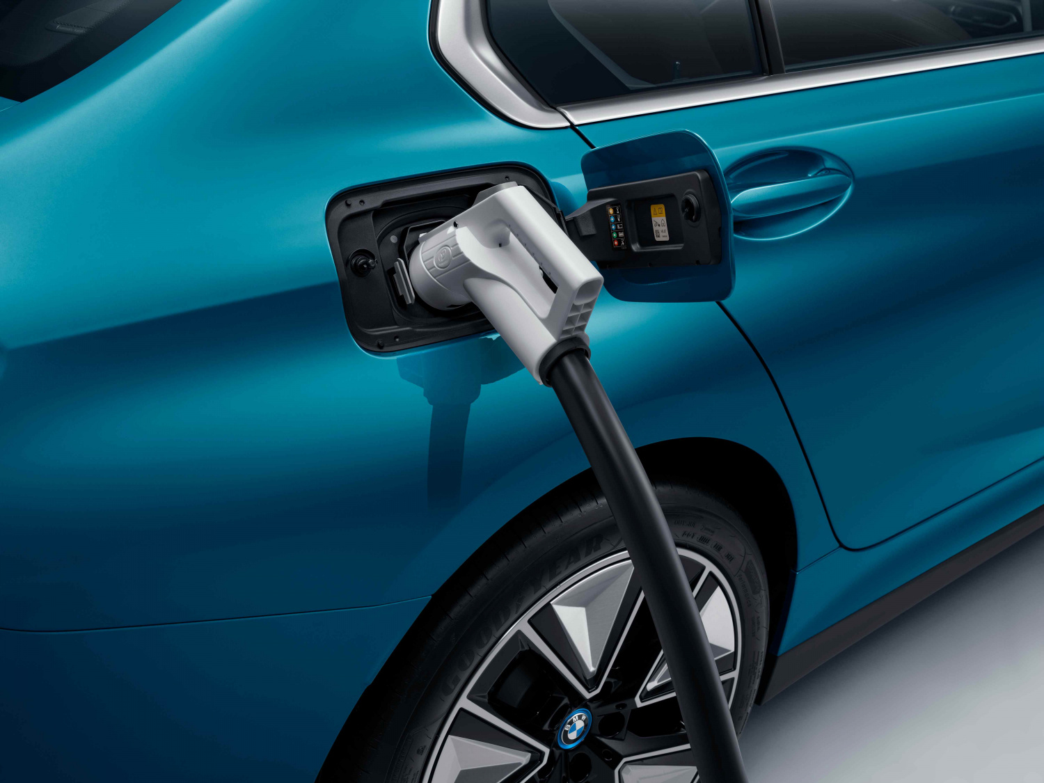 BMW推出首款纯电动中型运动轿车,集团电动化攻势再下一城 BMW推出首款纯电动中型运动轿车,集团电动化攻势再下一城