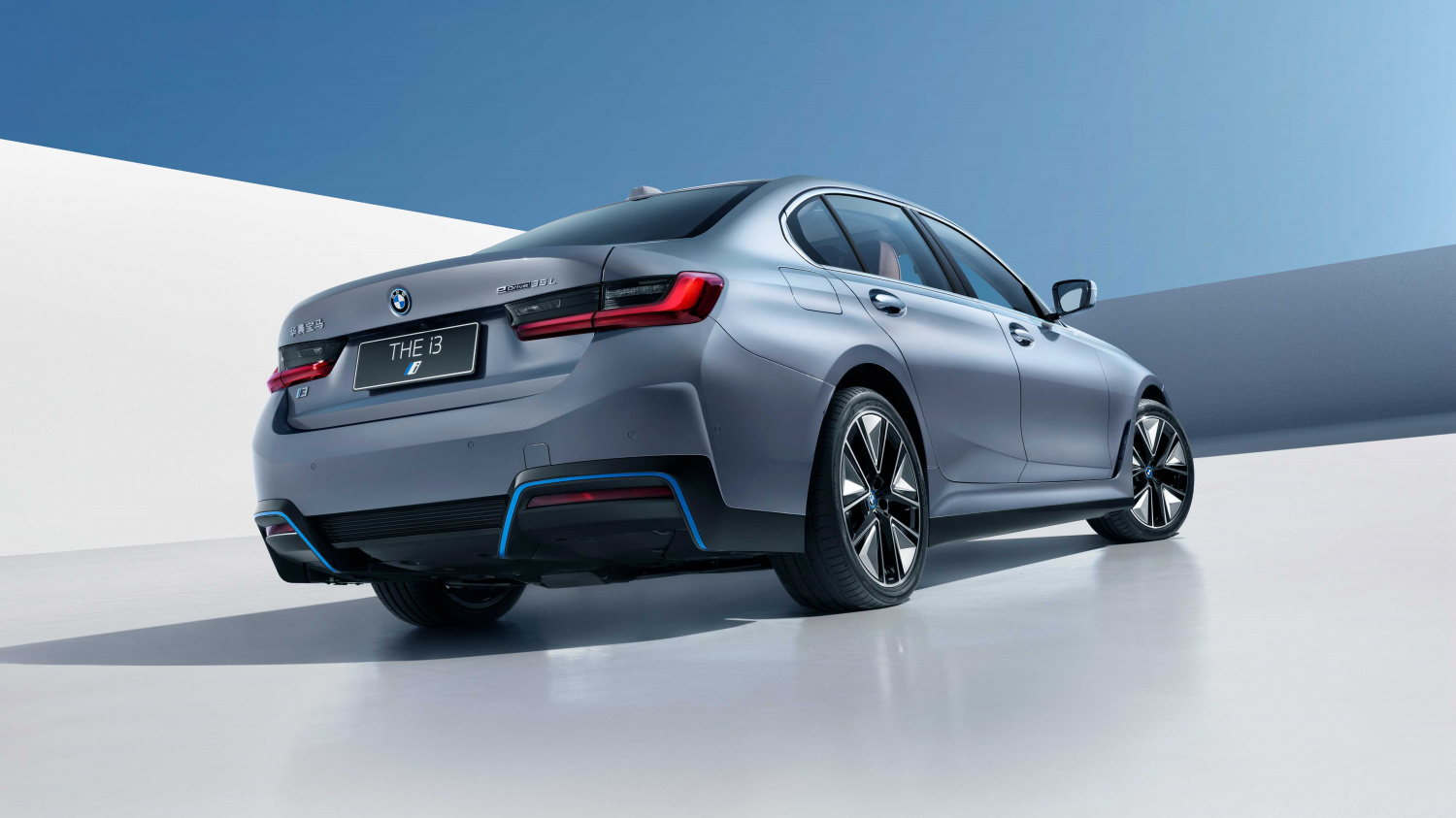 BMW推出首款纯电动中型运动轿车,集团电动化攻势再下一城 BMW推出首款纯电动中型运动轿车,集团电动化攻势再下一城