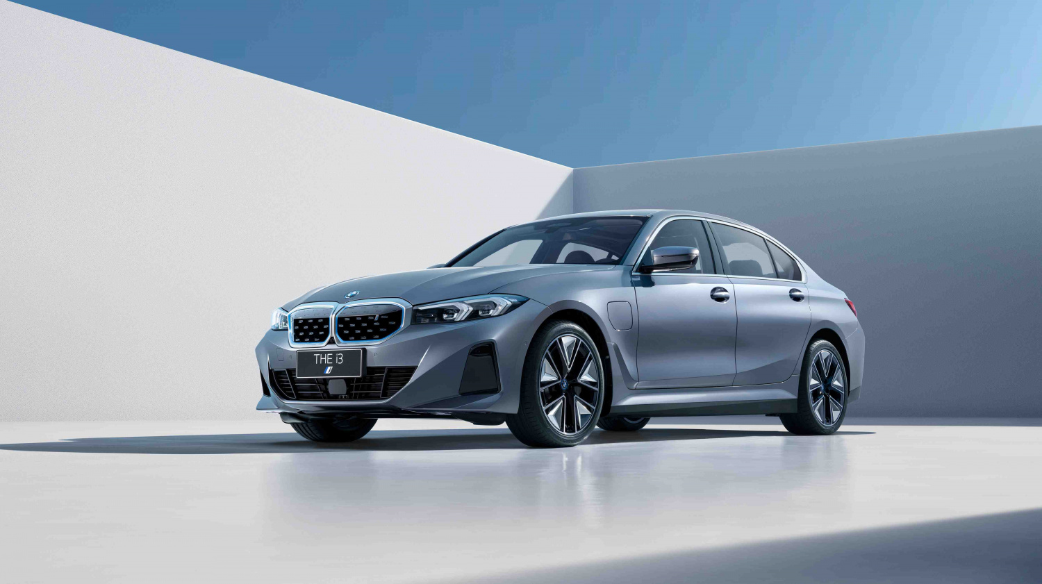 BMW推出首款纯电动中型运动轿车,集团电动化攻势再下一城 BMW推出首款纯电动中型运动轿车,集团电动化攻势再下一城