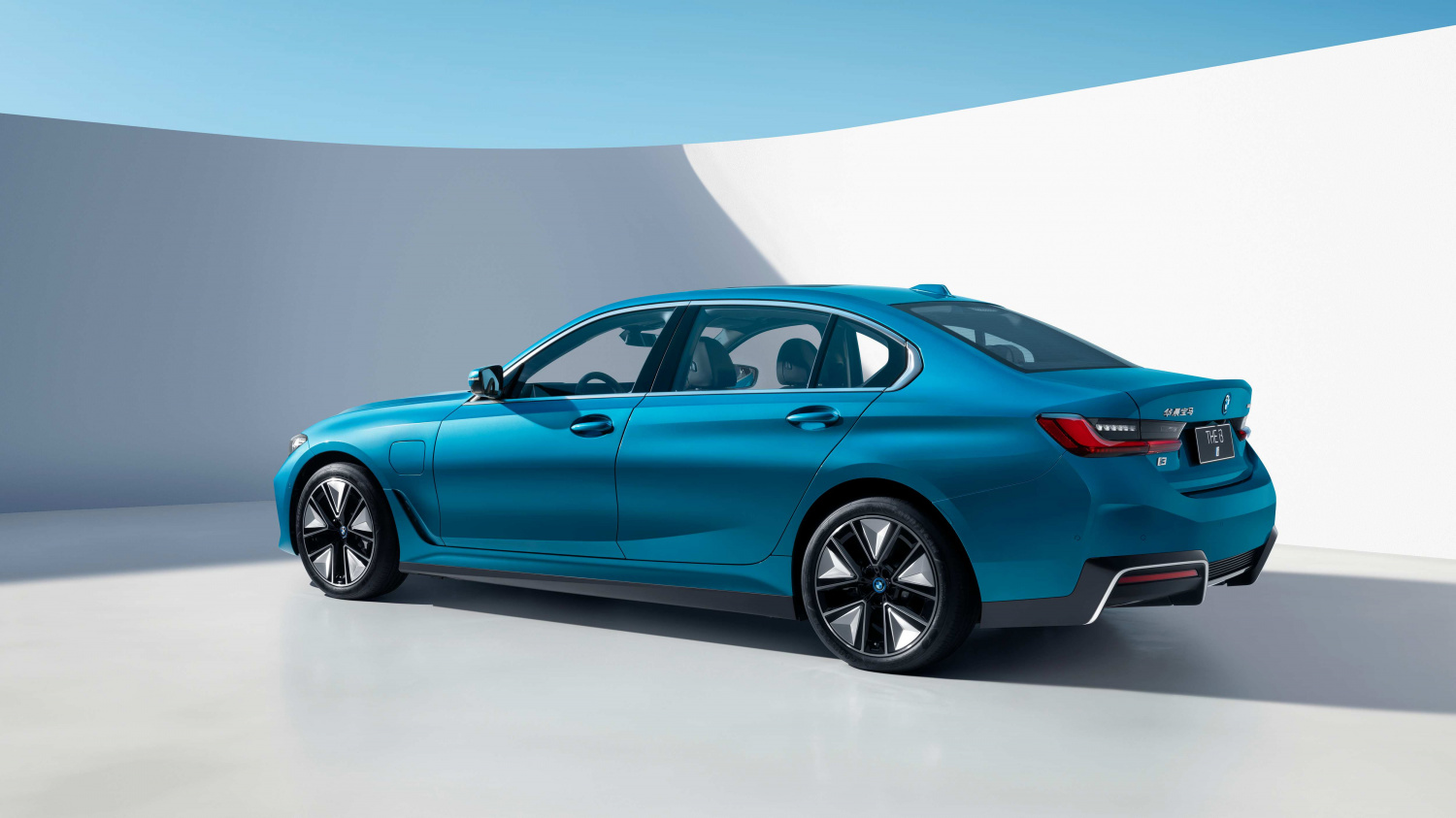 BMW推出首款纯电动中型运动轿车,集团电动化攻势再下一城 BMW推出首款纯电动中型运动轿车,集团电动化攻势再下一城