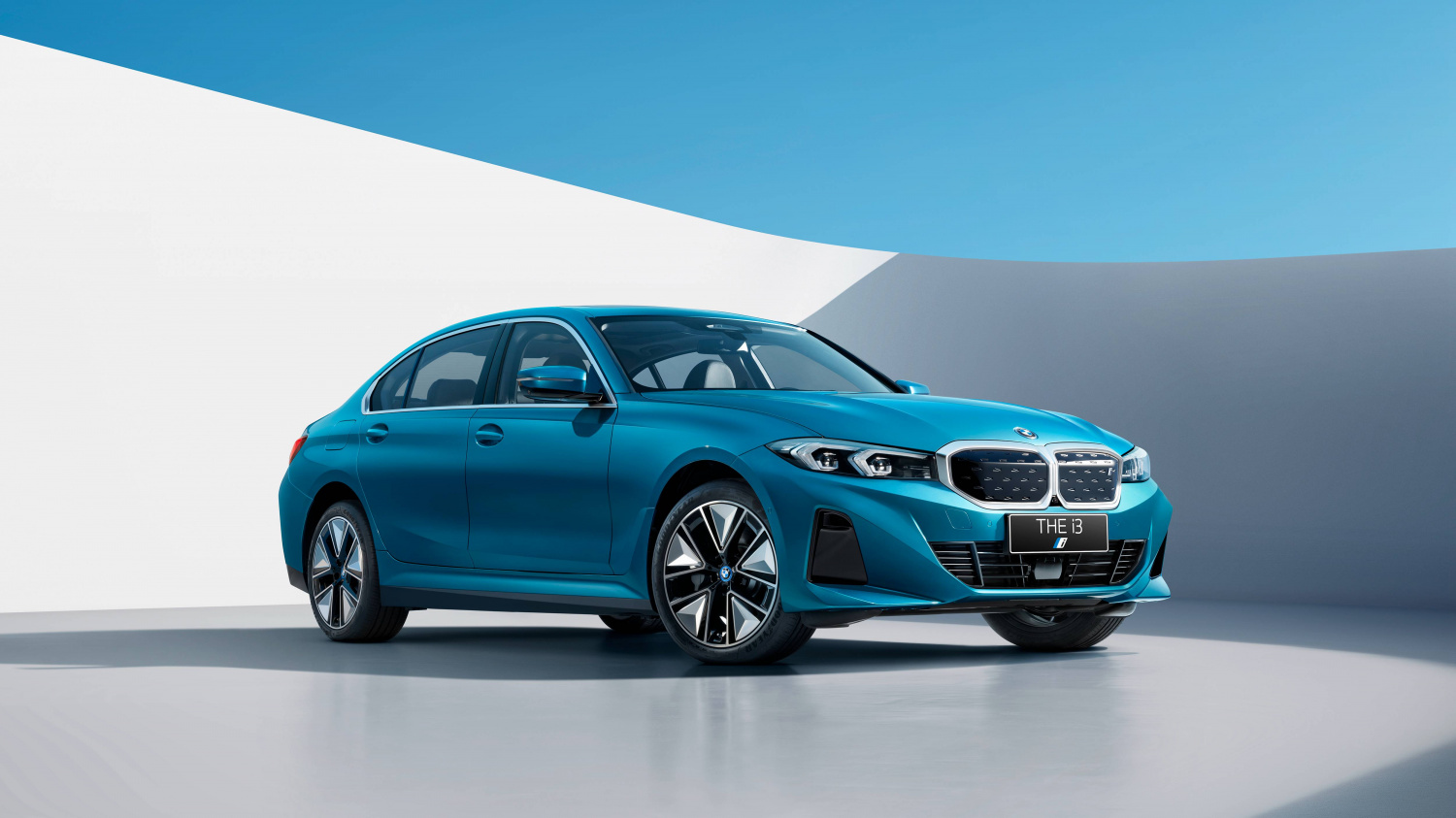 BMW推出首款纯电动中型运动轿车,集团电动化攻势再下一城 BMW推出首款纯电动中型运动轿车,集团电动化攻势再下一城