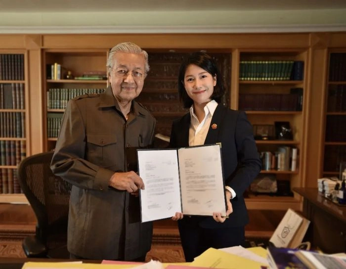 独家专访|98岁马来西亚前总理马哈蒂尔:新能源汽车将是中国领军全球切入点 独家专访|98岁马来西亚前总理马哈蒂尔:新能源汽车将是中国领军全球切入点