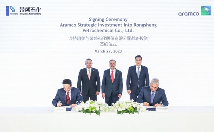 Amin H. Nasser, Aramco President & CEO (center), attends the signing ceremony for Aramco’s acquisition of a 10% interest in Rongsheng Petrochemical Co. Ltd. Mohammed Y. Al Qahtani,Aramco Executive Vice President of Downstream (sitting right), and Li Shuirong, Rongsheng Chairman (sitting left), signed the documents in the presence of Anwar Al Hejazi, Aramco Asia President (standing left) and Xiang Jiongjiong, Rongsheng CEO (standing right) Amin H. Nasser, Aramco President & CEO (center), attends the signing ceremony for Aramco’s acquisition of a 10% interest in Rongsheng Petrochemical Co. Ltd. Mohammed Y. Al Qahtani,Aramco Executive Vice President of Downstream (sitting right), and Li Shuirong, Rongsheng Chairman (sitting left), signed the documents in the presence of Anwar Al Hejazi, Aramco Asia President (standing left) and Xiang Jiongjiong, Rongsheng CEO (standing right)