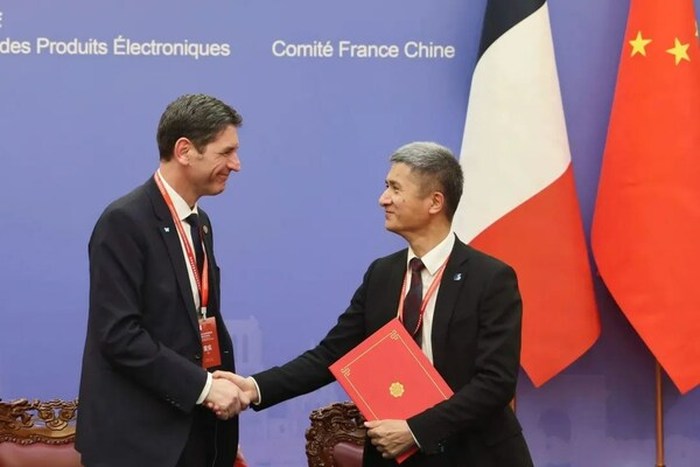 依拉勃集团CEO Stephane Hauville 与标准院党委书记、董事长李存东出席签约仪式 依拉勃集团CEO Stephane Hauville 与标准院党委书记、董事长李存东出席签约仪式