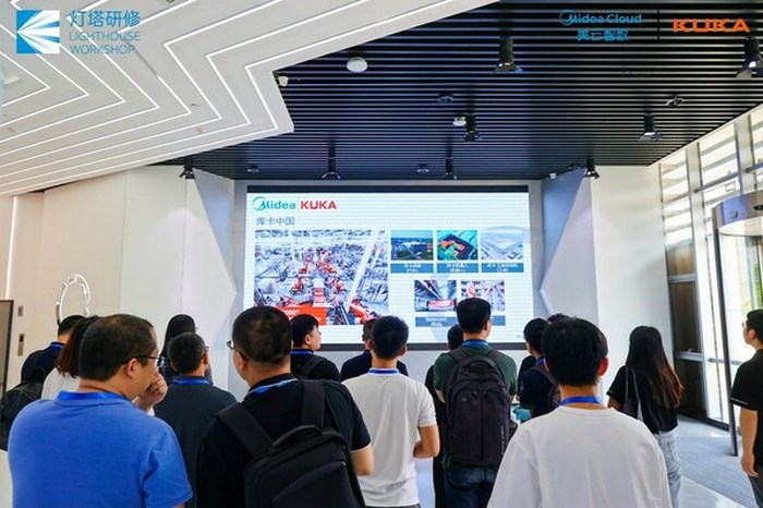 来自全国各大高校学者实地参访美的库卡智能制造科技园 来自全国各大高校学者实地参访美的库卡智能制造科技园