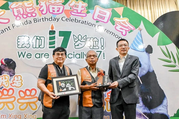 【RCEP资讯】马来西亚国家动物园大熊猫保护中心欢庆“兴兴”和“靓靓”的生日 【RCEP资讯】马来西亚国家动物园大熊猫保护中心欢庆“兴兴”和“靓靓”的生日