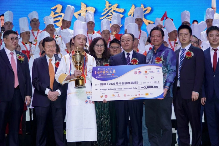 【RCEP资讯】邓国威荣获第三届马中餐饮大奖“厨神”殊荣,以“双龙·热恋”夺魁 【RCEP资讯】邓国威荣获第三届马中餐饮大奖“厨神”殊荣,以“双龙·热恋”夺魁