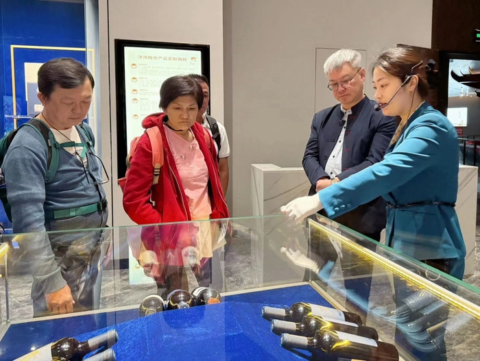 【RCEP资讯】马来西亚海鸥集团80余人考察团赴中国,见证洋河酒厂白酒酿造工艺 【RCEP资讯】马来西亚海鸥集团80余人考察团赴中国,见证洋河酒厂白酒酿造工艺