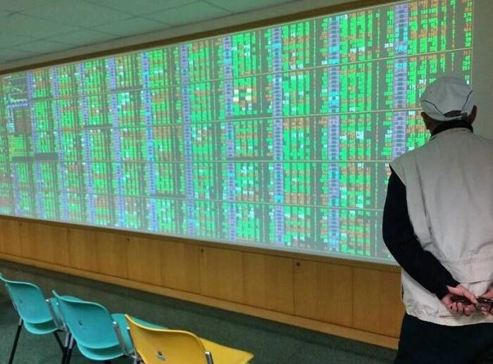 亚洲股市“黑色星期一”!多国触发熔断机制 亚洲股市“黑色星期一”!多国触发熔断机制