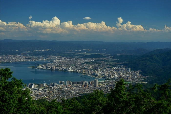 全球贸易不确定性升温 日本央行下修经济预测 全球贸易不确定性升温 日本央行下修经济预测