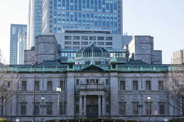 日本央行维持利率不变，调高核心通胀预期至2.7%