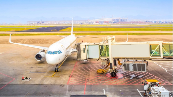 【机构股评】国泰航空货运业务具有不确定性